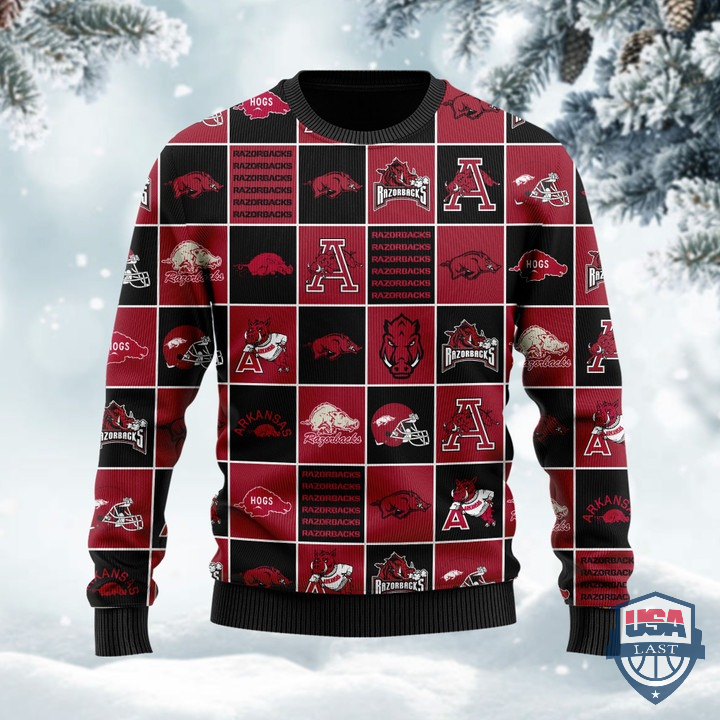 OPIRtS8R-T240122-146xxxArkansas-Razorbacks-NCAA-Team-Logo-Ugly-Sweater-2.jpg